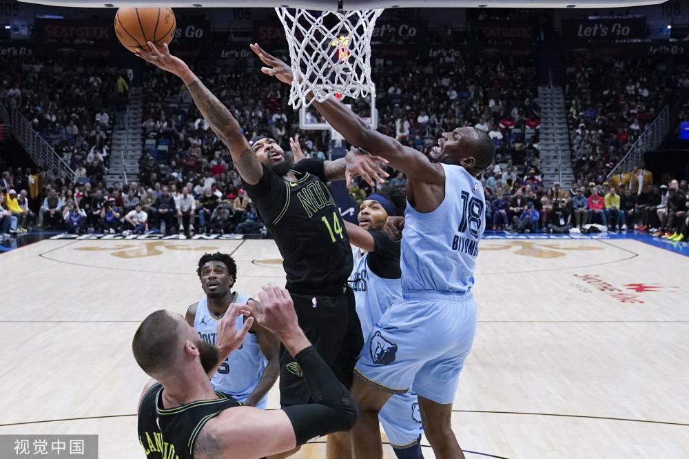 崭露头角的 崭露头角的